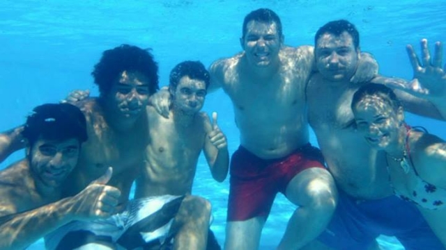 Bajo el agua de la piscina